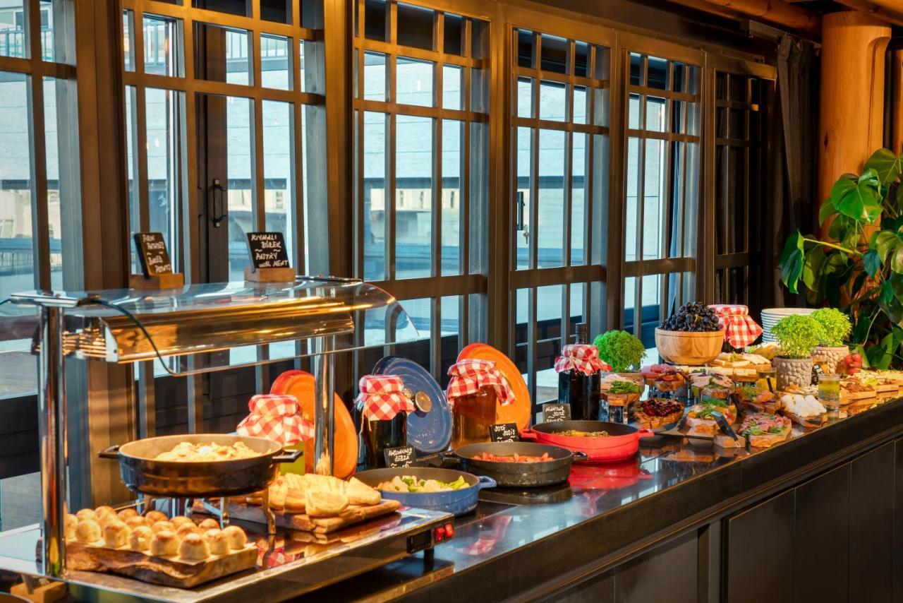 Novotel Istanbul Bosphorus Hotel Екстер'єр фото A buffet at a restaurant