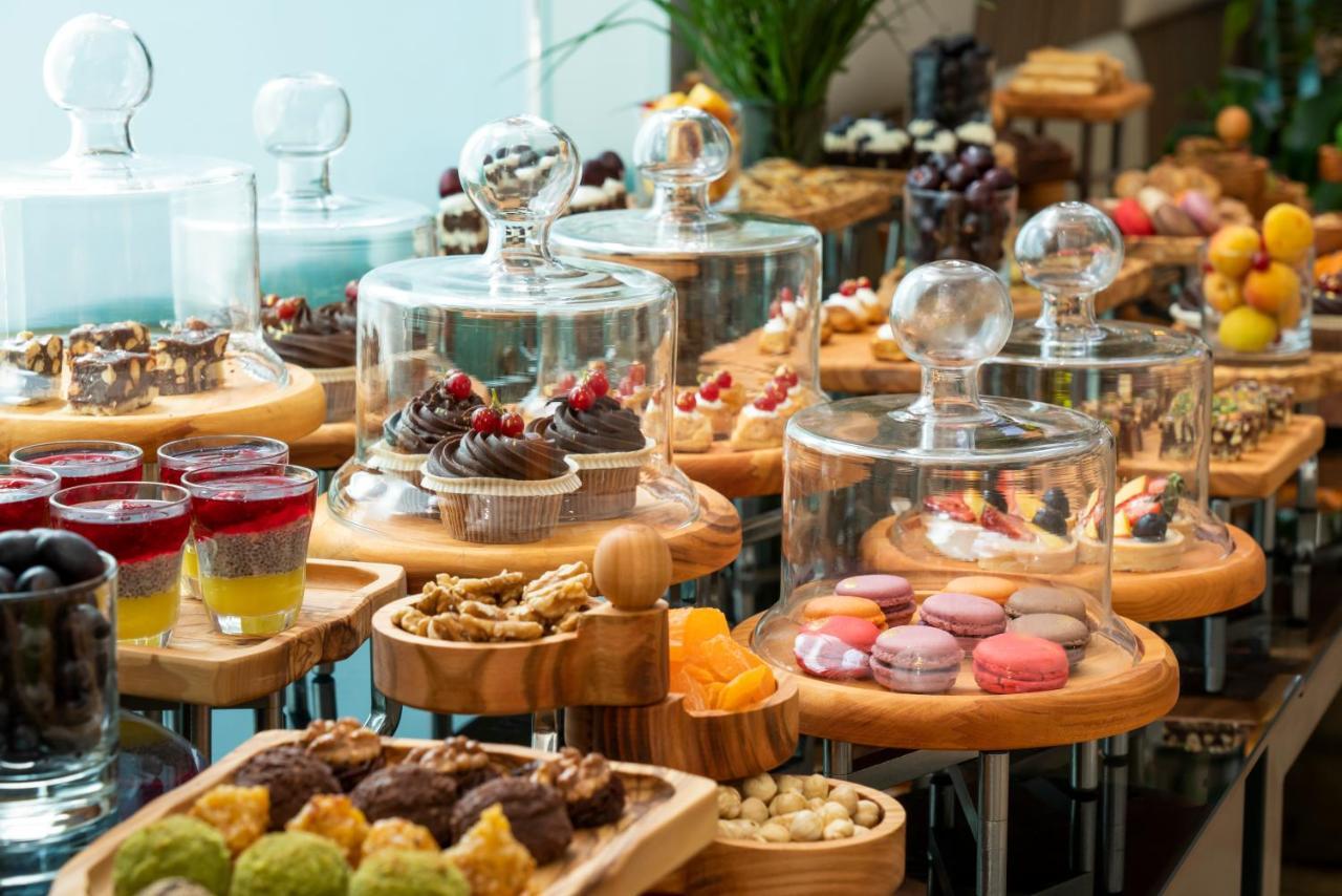 Novotel Istanbul Bosphorus Hotel Екстер'єр фото A dessert buffet