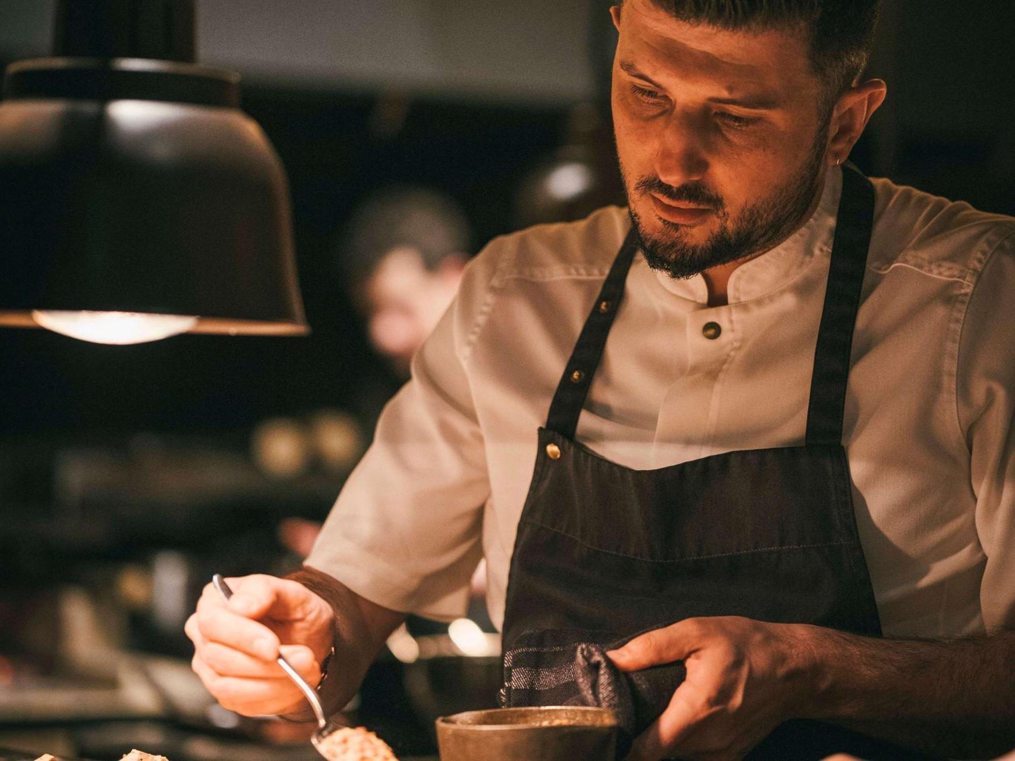 Novotel Istanbul Bosphorus Hotel Екстер'єр фото Chef preparing a dish