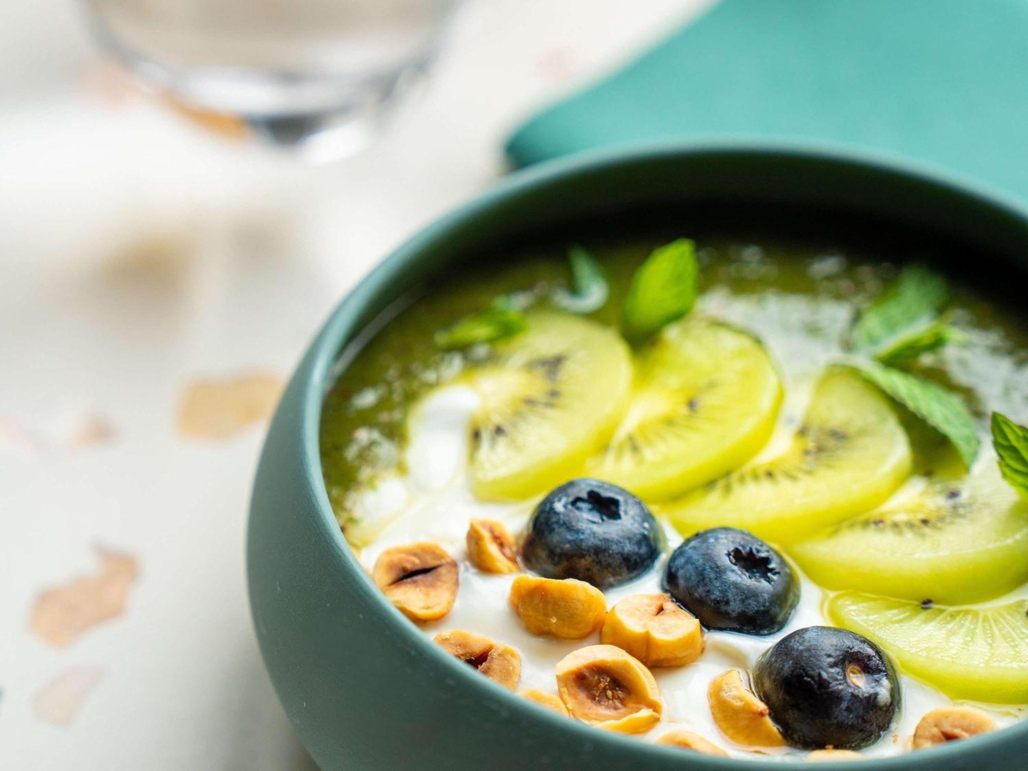 Novotel Istanbul Bosphorus Hotel Екстер'єр фото A smoothie bowl with kiwi, blueberries and nuts