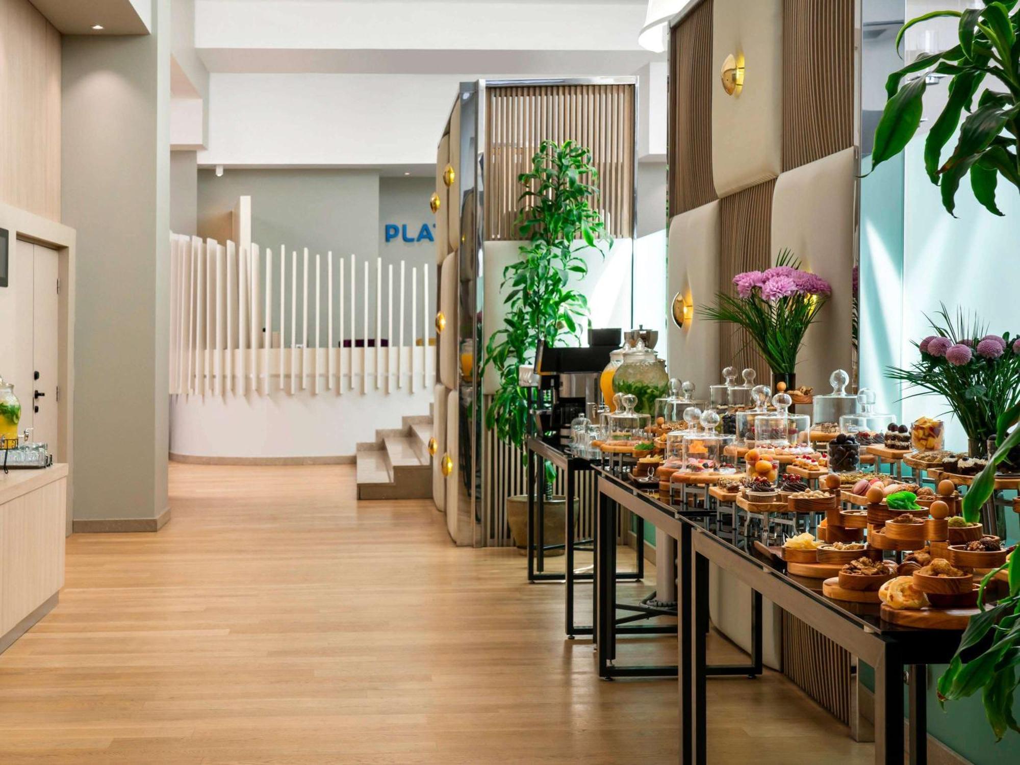 Novotel Istanbul Bosphorus Hotel Екстер'єр фото The Plaza Business Club at London Heathrow Airport