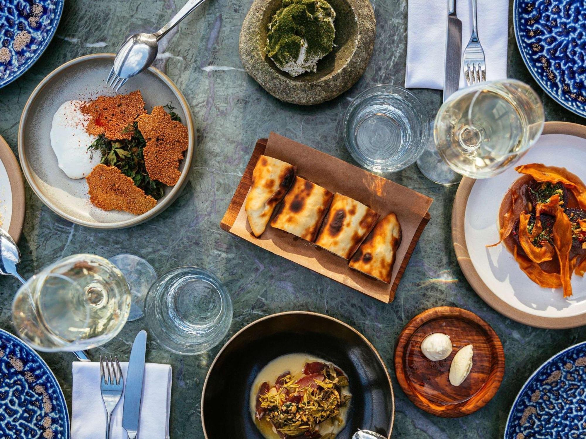 Novotel Istanbul Bosphorus Hotel Екстер'єр фото Dishes at the restaurant